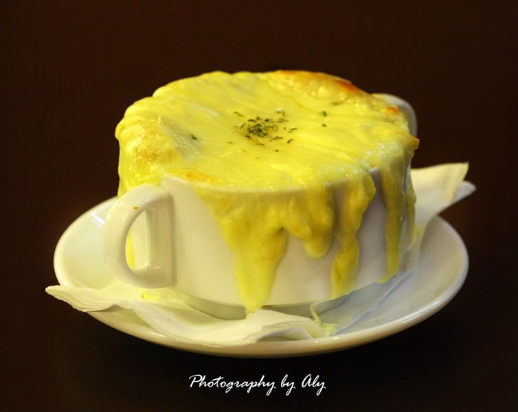 IMAGE: http://i161.photobucket.com/albums/t219/virtualaly/Food%20Shoot/frenchonionsoupforweb.jpg