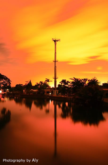 IMAGE: http://i161.photobucket.com/albums/t219/virtualaly/Manila%20Memorial%20Park/w-red-pole.jpg