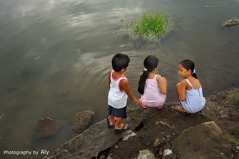 IMAGE: http://i161.photobucket.com/albums/t219/virtualaly/other%20side%20of%20alabang/w-mga-ate.jpg