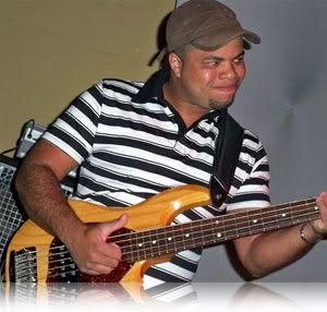 O baixista Adeilson, que estreou na banda