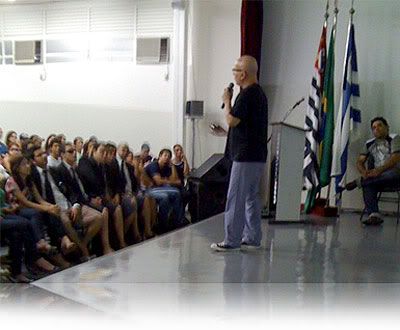 Marcelo Tas faz palestra no Unitoledo