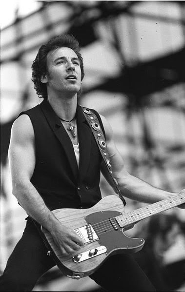 379px-Bundesarchiv_Bild_183-1988-0719-382C_Bruce_Springsteen2C_Konzert_in_der_DDR.jpg